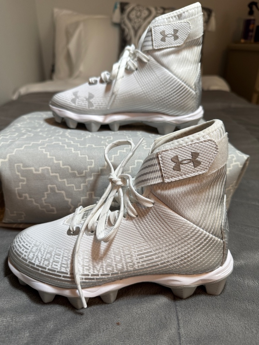 Under Armor youth  White & Silver High-Top football Cleats Sz 1Y NWOB